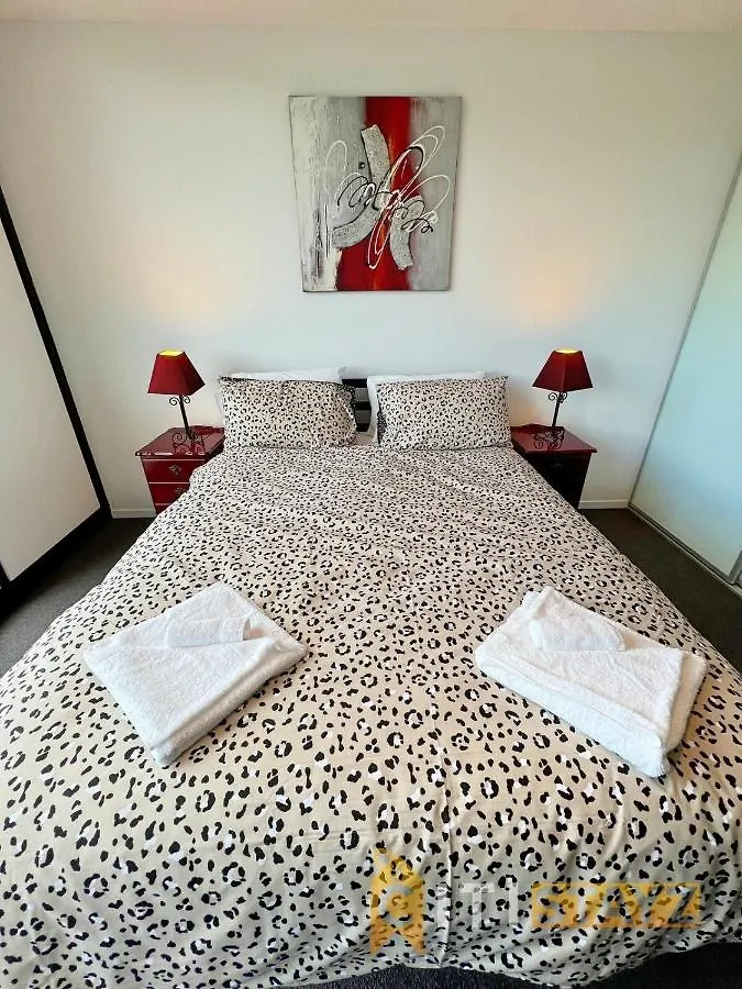 Enchanting In Red - 1Bd 1Bth 1Csp Canberra